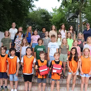 Die Gruppe der Schulsanitäter:innen mit Lehrerin und Rektorin 