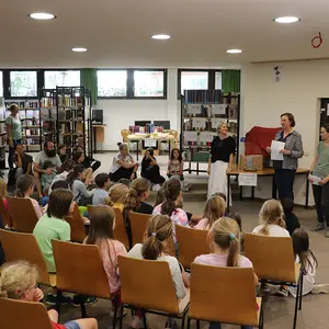 Blick von hinten auf das Publikum in der Stadtbücherei