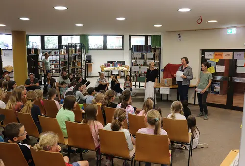 Blick von hinten auf das Publikum in der Stadtbücherei