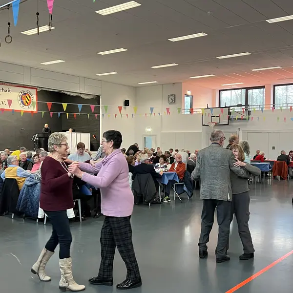 Der Seniorennachmittag bietet Gelegenheit zum Tanzen.