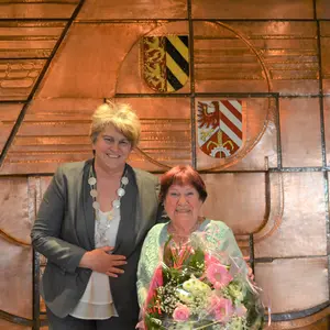 Zwei Frauen vor der Wand im Sitzungssaal