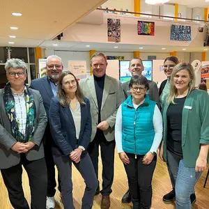 Acht Personen im Gruppenbild