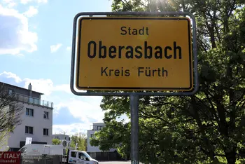 Ortschild der Stadt Oberasbach mit dem Bomonti Hotel im Hintergrund.