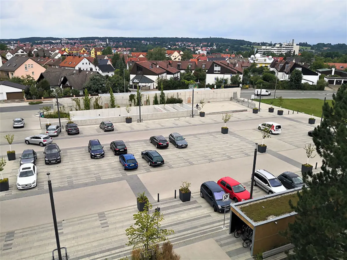 Blick auf den Rathausplatz mit parkenden Fahrzeugen