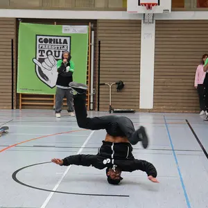 Breakdancer steht auf dem Kopf