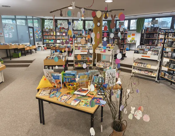 Ostertisch mit Dekorationen 