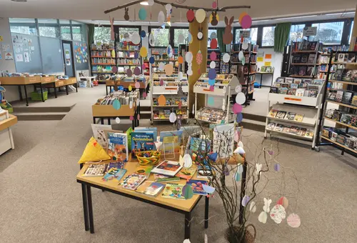 Ostertisch mit Dekorationen 