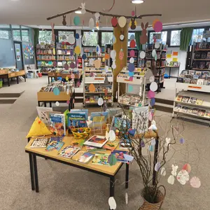 Ostertisch mit Dekorationen 