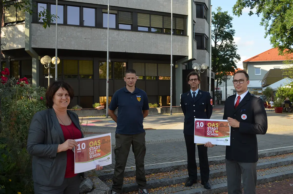 Die Bürgermeisterin mit den drei Kommandanten vor dem Rathaus