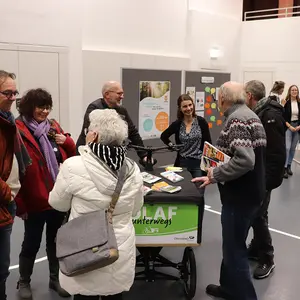 Personen rund um das Lastenrad OLAF