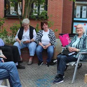 Runde von Seniorinnen und Senioren im Freien 