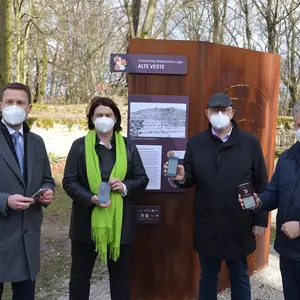 Landrat Matthias Dießl mit den Bürgermeistern Birgit Huber, Thomas Zwingel und Kurt Krömer vor den Stelen aus Torten Stahl