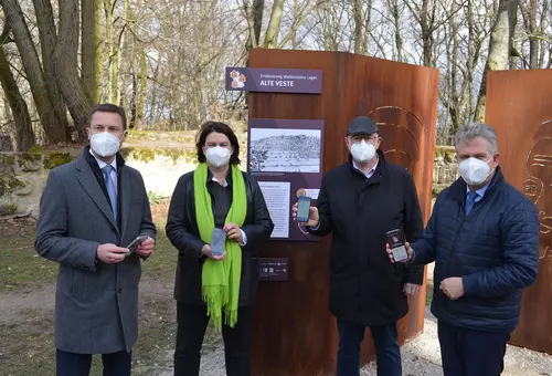 Landrat Matthias Dießl mit den Bürgermeistern Birgit Huber, Thomas Zwingel und Kurt Krömer vor den Stelen aus Torten Stahl