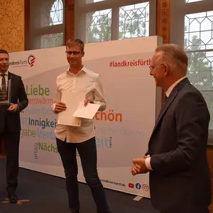 Drei Personen während der Ehrung