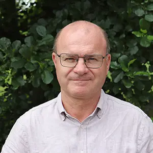 Portrait eines Mannes im rosa Hemd