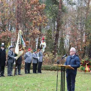 Thomas Meister am Rednerpult auf dem Friedhof. Im Hintergrund Abgeordnete der Bundeswehr. 
