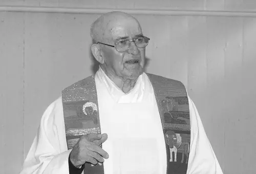 Pfarrer Hermann Spies im Messgewand während eines Gottesdienstes