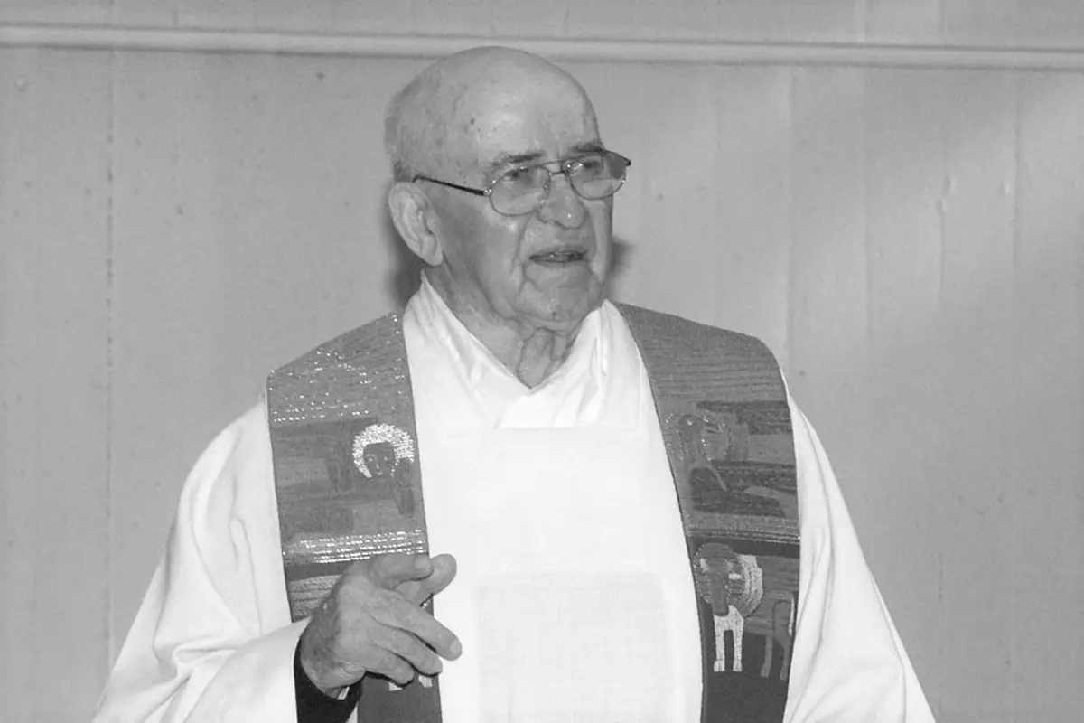 Pfarrer Hermann Spies im Messgewand während eines Gottesdienstes