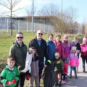 Acht Kinder und vier Erwachsene