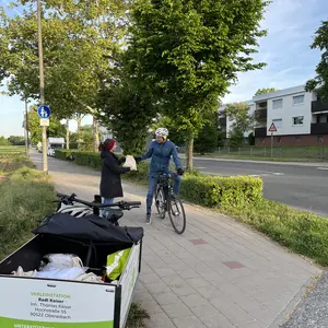 Lastenfahrrad der Stadt Oberasbach, ein Radfahrer und eine Frau 