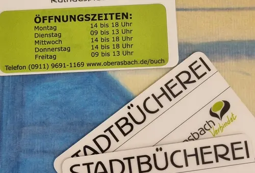 Büchereiausweise inmitten von Büchern