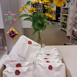 Kleine Geschenktüten, versiegelt mit Aufdruck "für dich" 