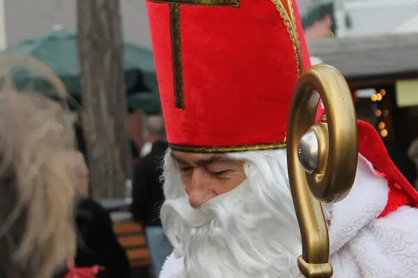 Ein echt Oberasbacher Nikolaus beschenkt am Weihnachtsmarkt die Kleinsten.