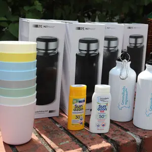 Trinkflaschen und Sonnencreme 