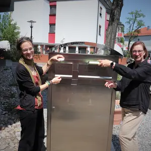 Zwei Frauen vor der neuen Medienrückgabebox