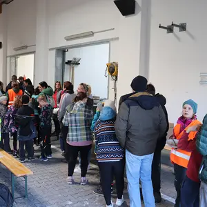 Schlange der wartenden Menschen an der Essensausgabe