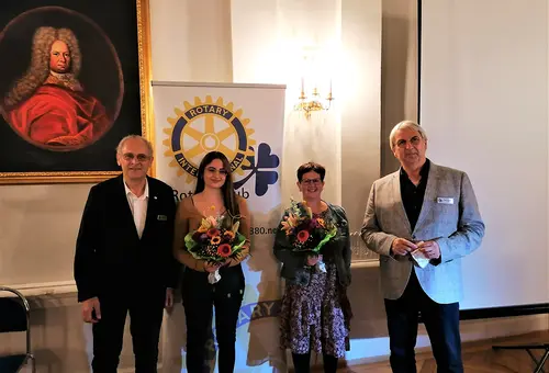 Zwei Männer und zwei Frauen freuen sich über den Seniorenpreis des RC Fürth.