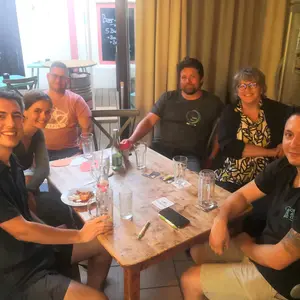 Sechs Personen an einem Tisch