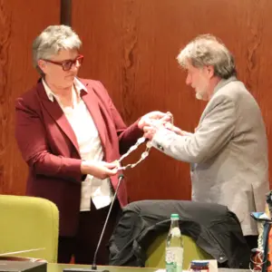 Huber übergibt Schikora die silberne Amtskette 