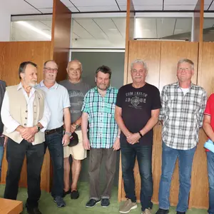 Birgit Huber und die Feldgeschworenen in Hubers Amtszimmer 