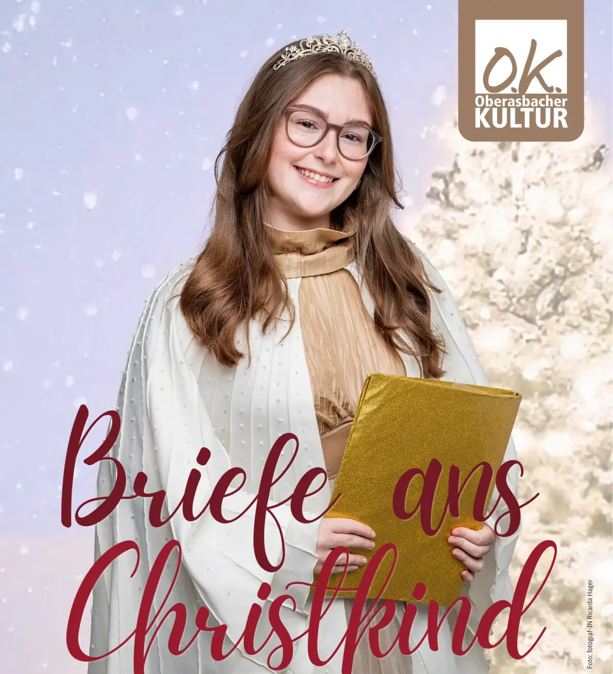 Ein Plakat mit dem Oberasbacher Christkind vor einem hell leuchtenden Weihnachtsbaum. Das Plakat hat die Aufschrift "Briefe ans Christkind" in rot.