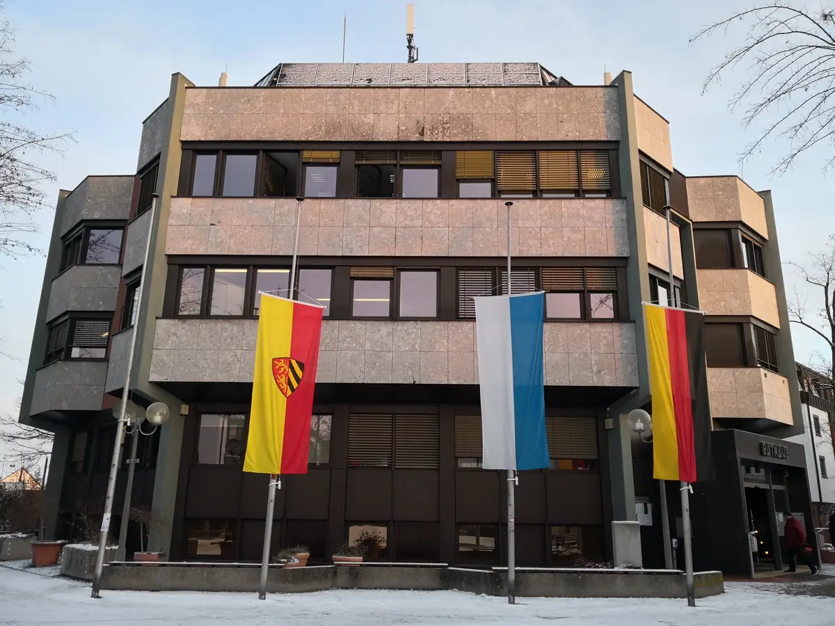Die Flaggen der Bundesrepublik Deutschland, des Freistaates Bayern und der Stadt Oberasbach vor dem Rathaus.