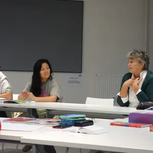 Birgit Huber im Gespräch mit Kursteilnehmerinnen 