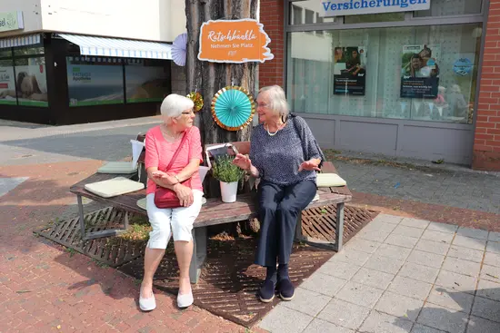 Seniorinnen beim ratschen auf der Ratschbänkla.