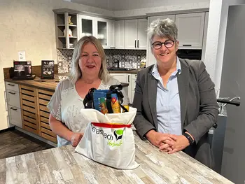 Zwei Frauen in einem Küchenstudio mit einem Geschenk auf einem Tisch