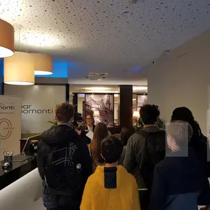 Jugendliche im Bomonti-Hotel. Eine Mitarbeiterin erklärt die Berufe. 