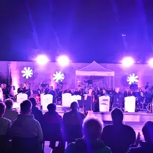 Bandleader und Orchester in voller Aktion