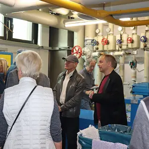 Mehrere Personen im Heizungskeller.