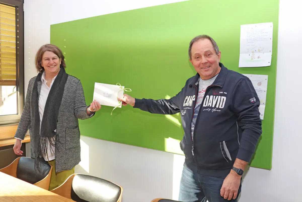 Birgit Huber überreicht Georg Hamestuk zum Abschied einen Briefumschlag.