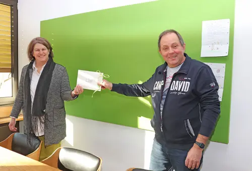 Birgit Huber überreicht Georg Hamestuk zum Abschied einen Briefumschlag.