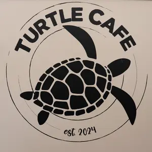 Logio mit einer Schildkröte und dem Text TURTLE CAFE