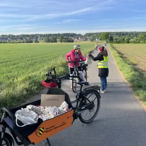 Lastenfahrrad der Stadt Oberasbach und zwei Radfahrerinnen 