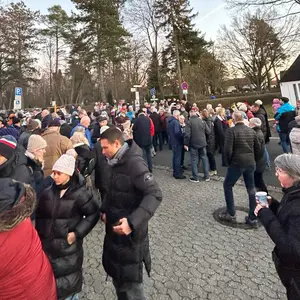 Zahlreiche Menschen haben sich auf dem Platz versammelt.