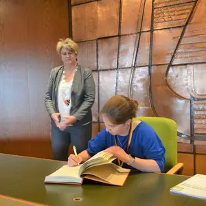 Frau schreibt in ein Buch