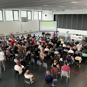 Ein Blick in die sehr gut besuchte Jahnhalle.