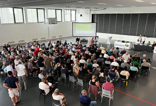 Ein Blick in die sehr gut besuchte Jahnhalle.